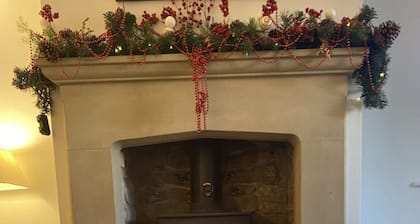 Characterful , pet friendly cottage ,sleeps 4 ,stunning views ,village location.