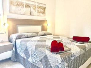 2 chambres, coffres-forts dans les chambres, fer et planche à repasser