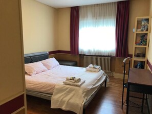 4 habitaciones, escritorio, tabla de planchar con plancha y wifi gratis 