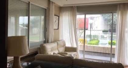 Casa con piscina y jardín.