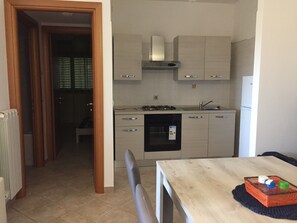 Frigorifero, forno, piano cottura, macchina per tè/caffè