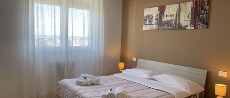 2 soverom, skrivebord, strykejern/-brett og wi-fi (inkludert)