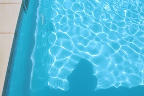 A clear blue pool with visible ripples and reflections on the water surface. - AN ALTERNATIVE ON GAUDIR D'UN ESPAI COMÚ FAMILIAR FOLLOWS LA SEVA FINALITAT (El Tarros)