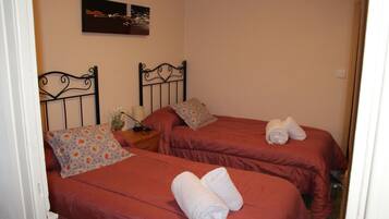 3 dormitoris, planxa i posts de planxar i un bressol de viatge