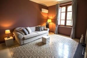 Smart-TV, Bücher, Musikbibliothek, Stereoanlage