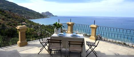 تناول الطعام بالخارج