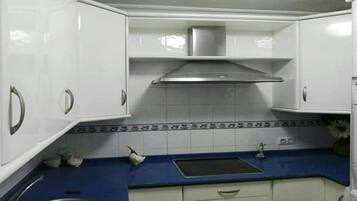 Een koelkast, een magnetron, een oven, een kookplaat