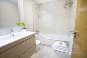 Ensemble douche/baignoire, sèche-cheveux, bidet, serviettes fournies