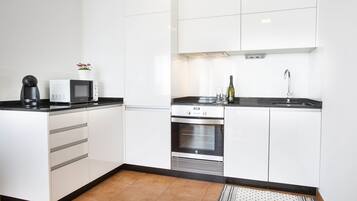 Frigorífico, microondas, horno y placa de cocina