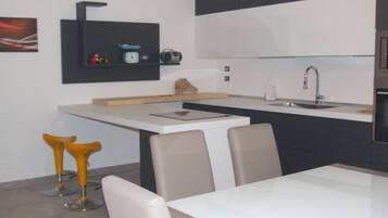 Frigorifero, microonde, forno, piano cottura