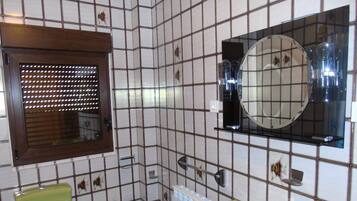 Combined shower/tub, towels