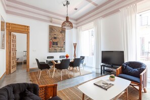 Smart TV, fireplace, books - Charming luxury apartment in the heart of the historic district, Plaza Mayor (Madrid)