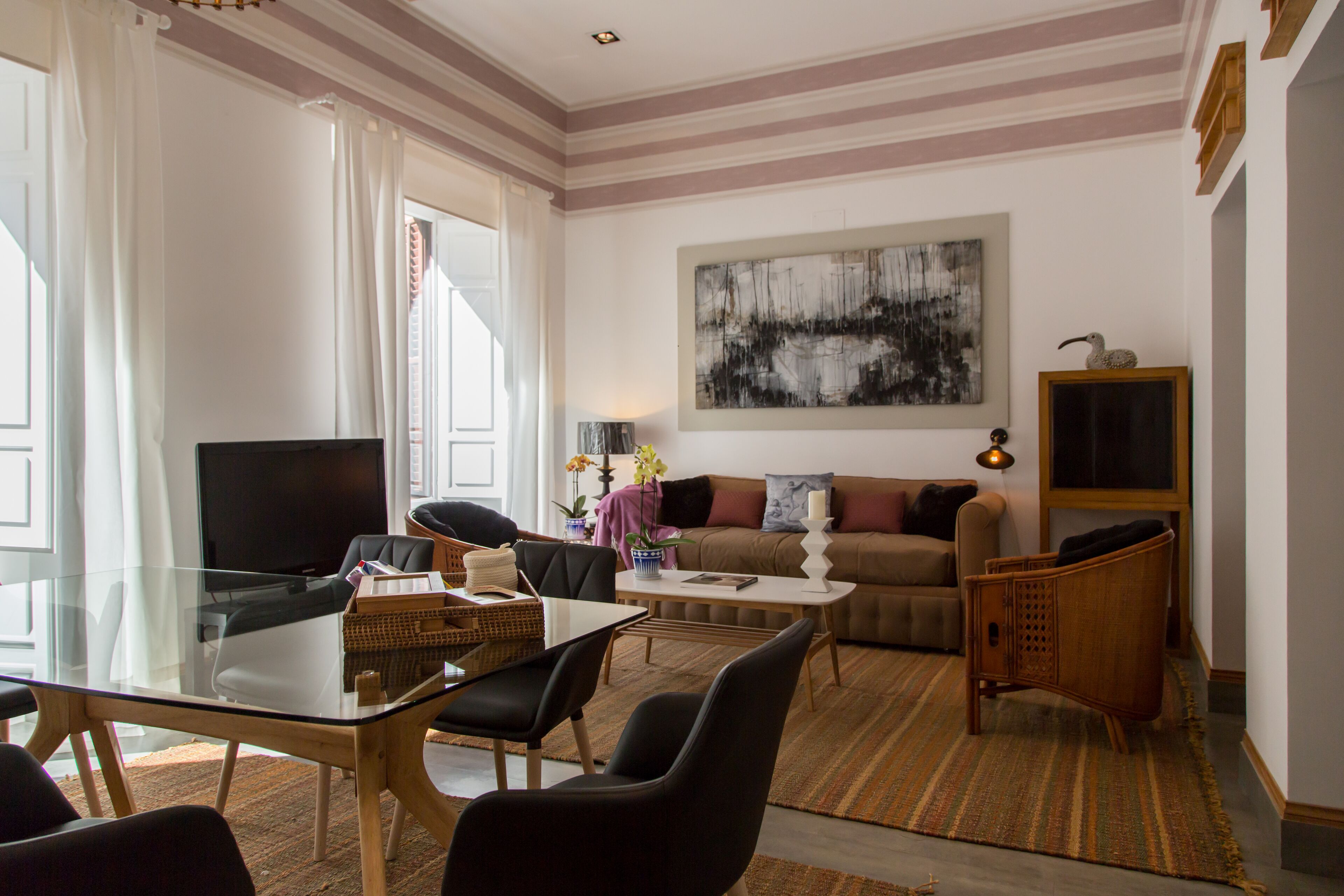 TV connectée, cheminée, livres