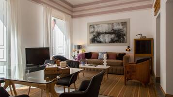 TV connectée, cheminée, livres