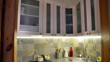 Jääkaappi, mikroaaltouuni, liesi, astianpesukone