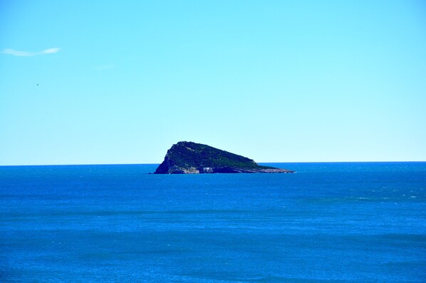 A small island in the ocean with clear skies. - Beachfront penthouse with sea views (Villajoyosa)