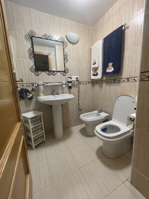Combined shower/bathtub, hair dryer, bidet, towels - Beachfront penthouse with sea views (Villajoyosa)