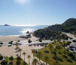 En la playa, sillas reclinables de playa