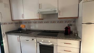 JÀÀkaappi, mikroaaltouuni, uuni, liesi