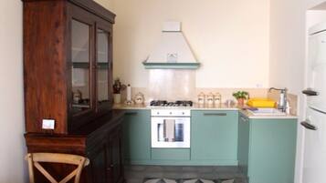 Frigorifero, forno, piano cottura, macchina per tè/caffè