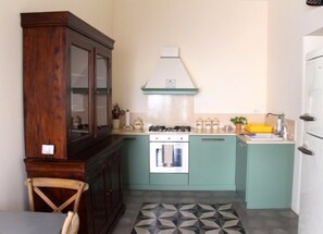Réfrigérateur, four, plaque de cuisson, cafetiÚre/bouilloire