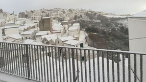 A snow-covered residential area with buildings and a fence in the foreground. - Detached house in a lovely historic center in Pisticci (Pisticci)