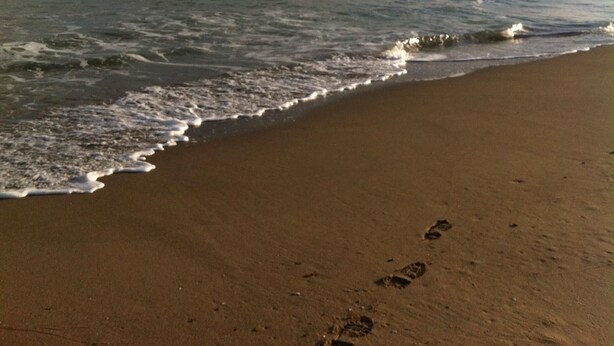 A beach with footprints in the sand and a cloudy sky. - Detached house in a lovely historic center in Pisticci (Pisticci)