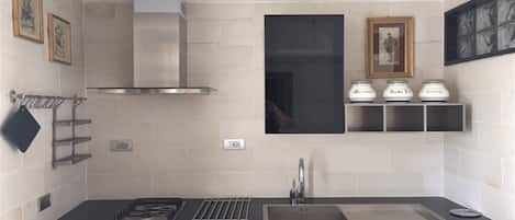 Refrigerador, parrilla de estufa y cafetera y tetera