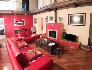 TV, caminetto, videogiochi, libri