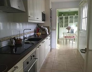 KĂŒhlschrank, Mikrowelle, Ofen, Herdplatte