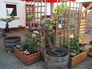 Terrace/patio - Vacation apartment that combines the old with the new, near Zülpich, in a rural location (Zülpich)