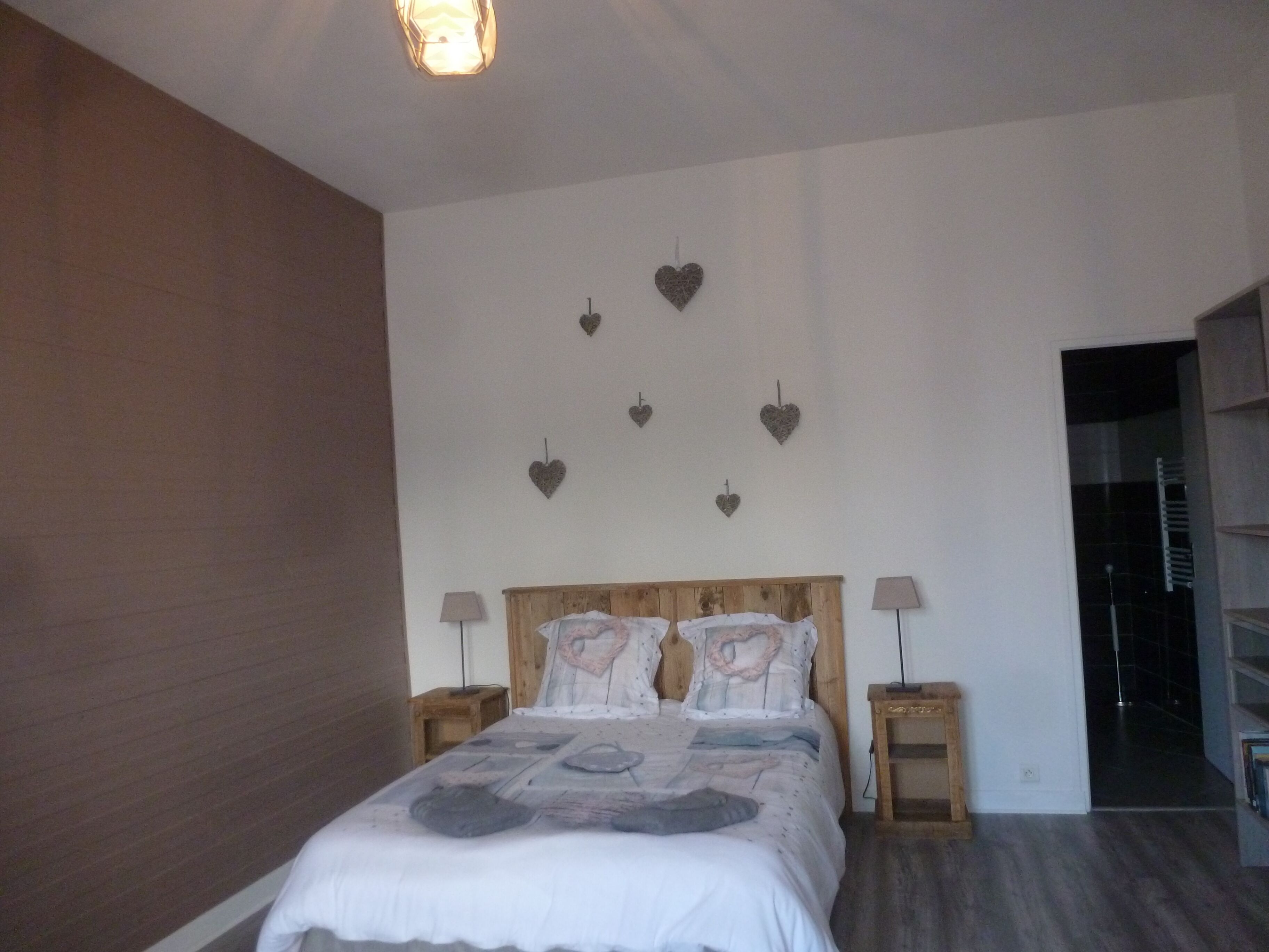 1 habitación, tabla de planchar con plancha y cuna de viaje 