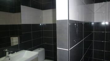 Bruser, hårtørrer, håndklæder, Toiletpapir