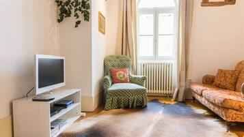 Télévision, lecteur de DVD, livres, chaßne hi-fi