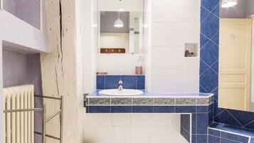 Baignoire, baignoire Ă jets, sĂšche-cheveux, serviettes fournies