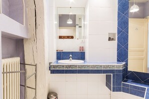 Baignoire, baignoire à jets, sèche-cheveux, serviettes fournies