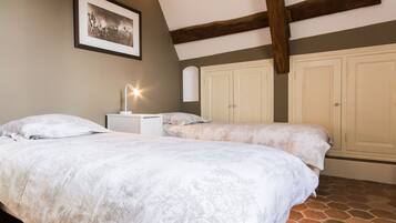 2 chambres, bureau, chambres insonorisées, fer et planche à repasser