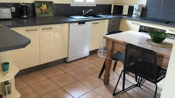 Een koelkast, een microgolfoven, een oven, een kookplaat