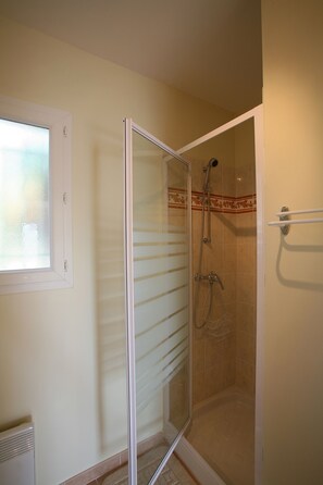 Dusche, Haartrockner, Toilettenpapier