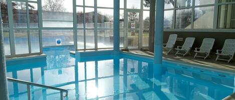 Een binnenzwembad en een buitenzwembad