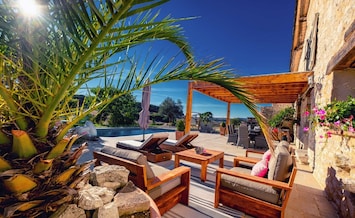 Piscine chauffée (avril à octobre) - Grande terrasse - Plancha au gaz - Table extérieure (8 pers)