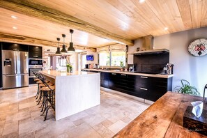 Fridge, microwave, oven, stovetop - Casa Guillarmou - Heated Pool & Spa - Splendid (Castelnau-de-Montmiral)