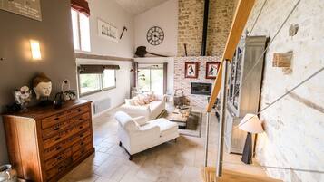 Télévision, cheminée, lecteur de DVD, table de tennis de table