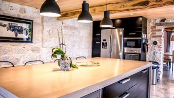 Réfrigérateur, micro-ondes, four, plaque de cuisson