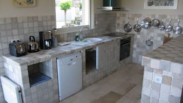 JÀÀkaappi, mikroaaltouuni, uuni, liesi