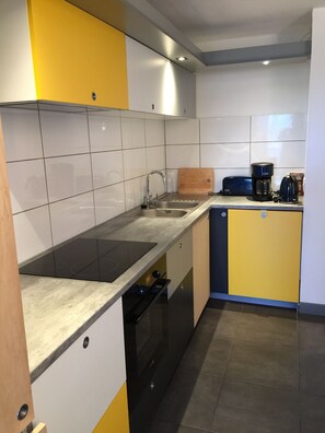 ثلاجة، ميكروويف، فرن، موقد طهي مسطح