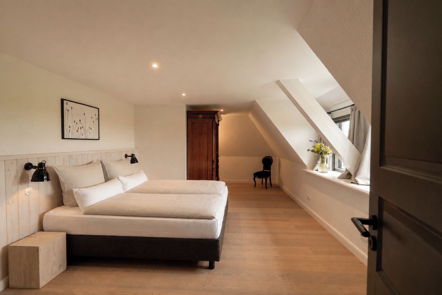 6 bedrooms, iron/ironing board, internet, bed sheets
