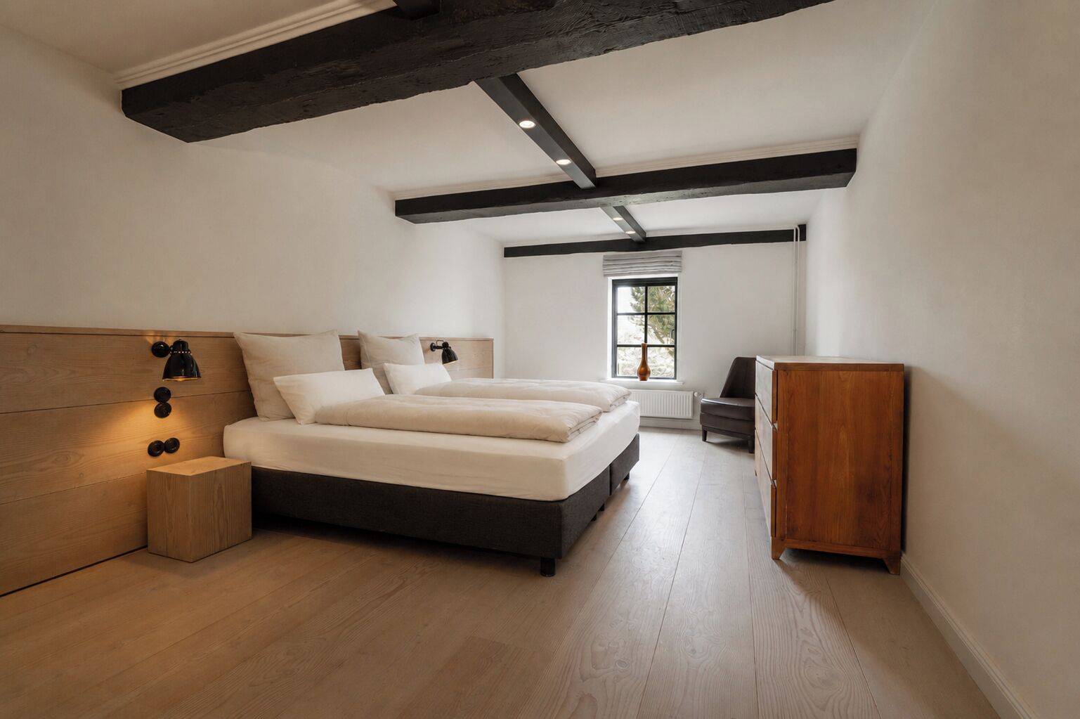 6 bedrooms, iron/ironing board, internet, bed sheets