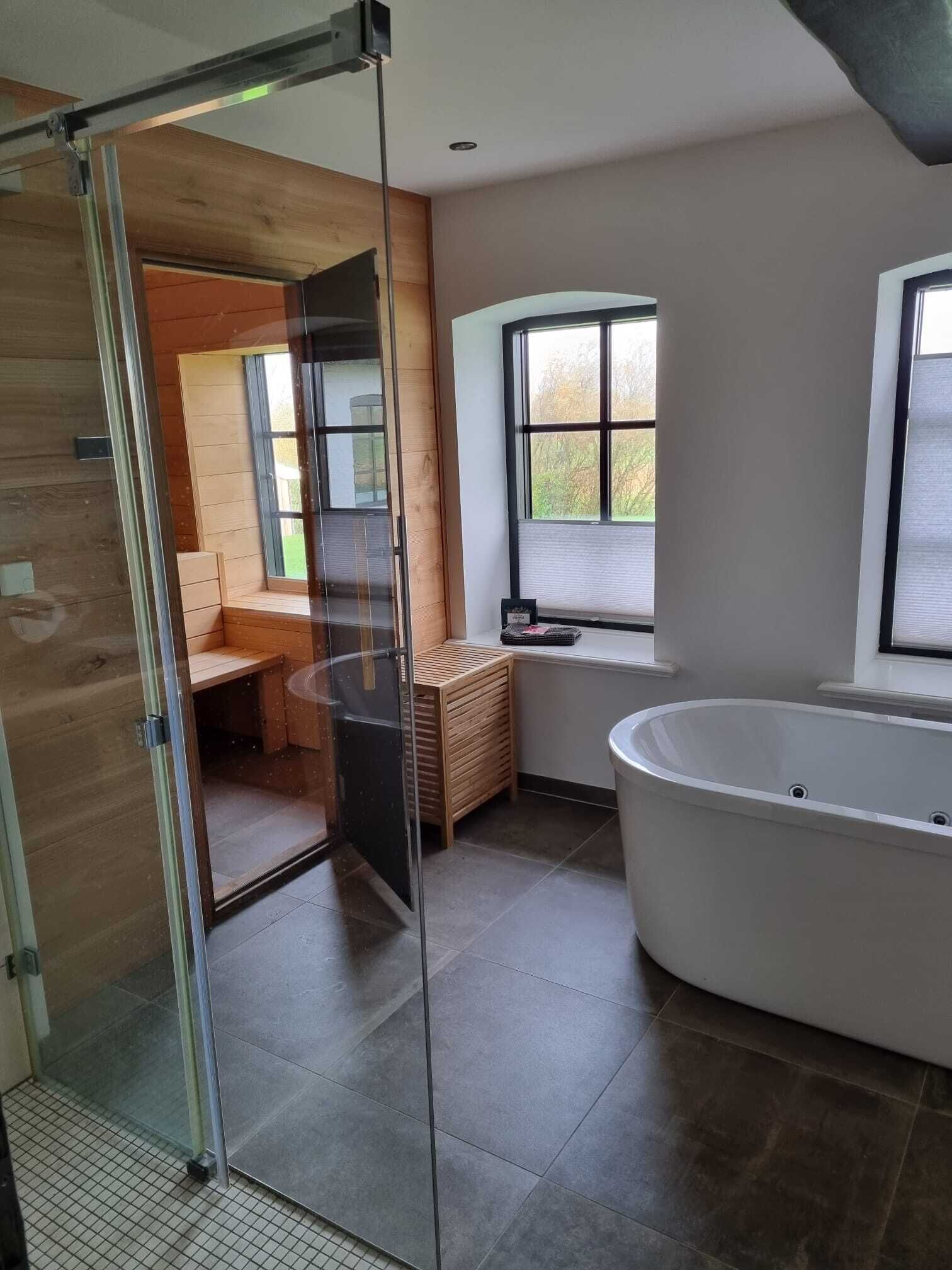Bathtub, towels