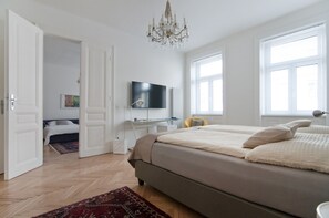 1 Schlafzimmer, Zimmersafe, Schreibtisch, Bügeleisen/Bügelbrett
